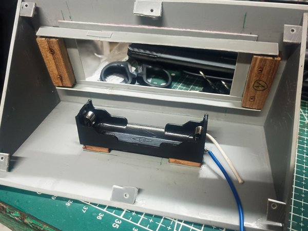 메인 인클로저 프레임 및 배터리 홀더 마운트 조립