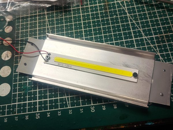 LED 조립 및 기타 구성 요소 설치