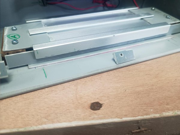 LED 조립 및 기타 구성 요소 설치