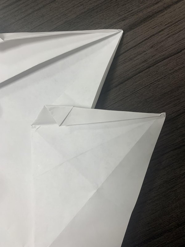 날개에 있는 탭을 잠그세요