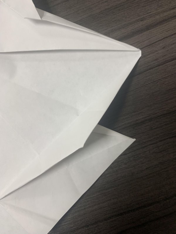 날개에 있는 탭을 잠그세요