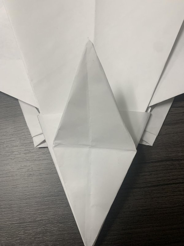 접은 다음, 또 다른 토끼 귀 모양으로 접으세요.