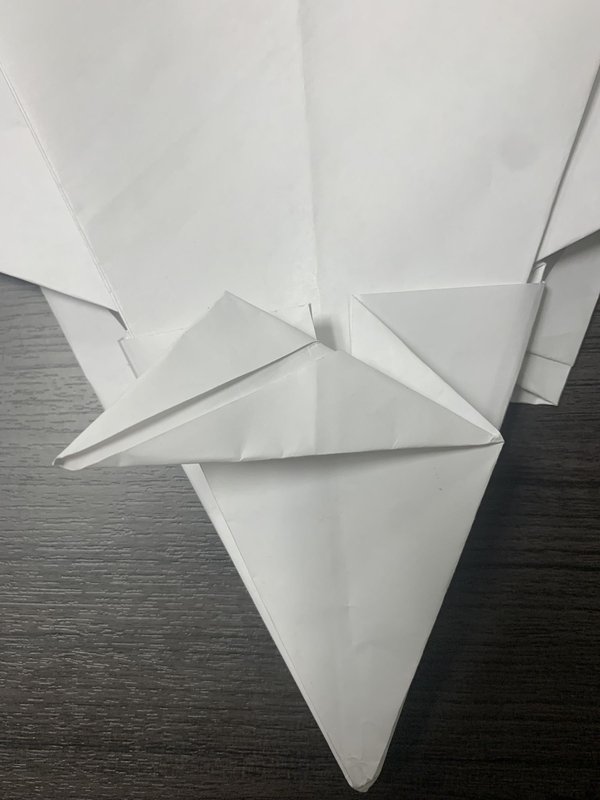 접은 다음, 또 다른 토끼 귀 모양으로 접으세요.