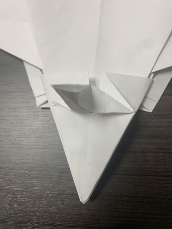 접은 다음, 또 다른 토끼 귀 모양으로 접으세요.