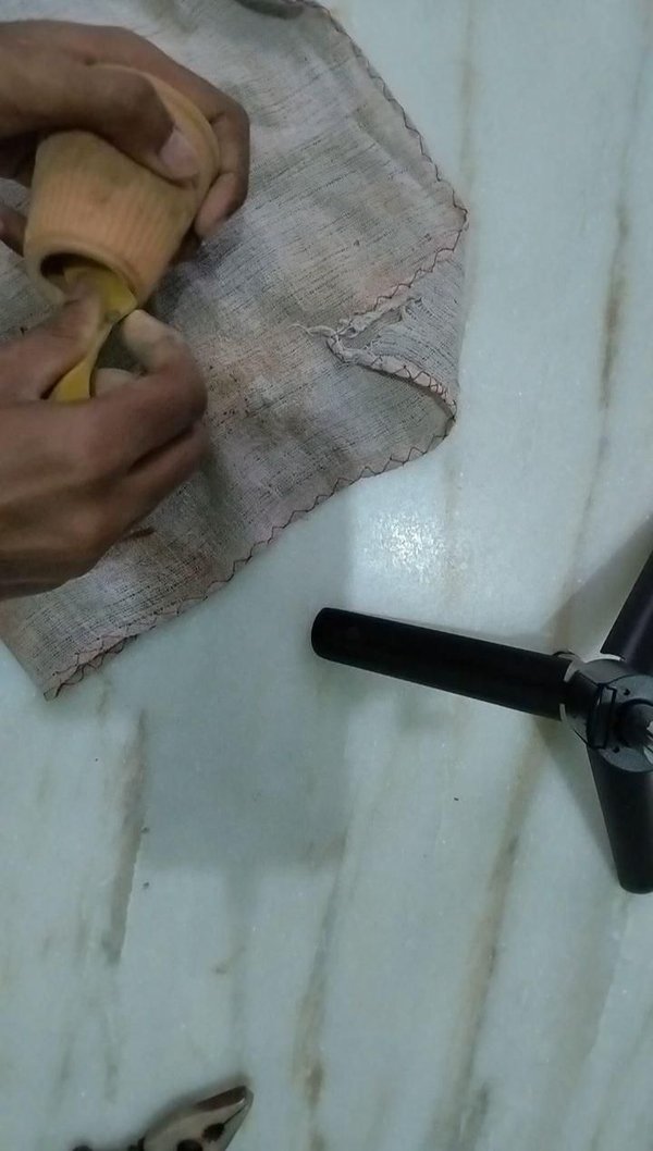 : 모든 테라코타 컵에 구멍을 뚫은 후, 테라코타 컵의 표면을 사포로 다듬으세요.