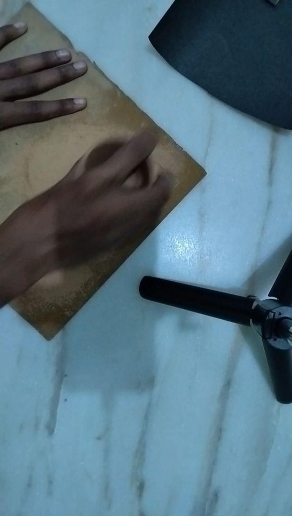 : 모든 테라코타 컵에 구멍을 뚫은 후, 테라코타 컵의 표면을 사포로 다듬으세요.