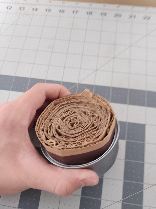 참치 캔에 판지를 채우기